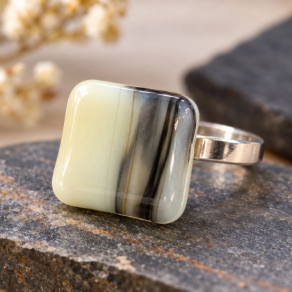 Dichroic Glas Ring – Crème & Zilver